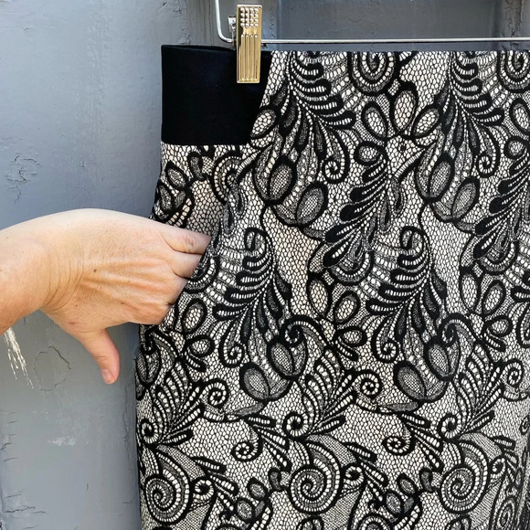 Bill Blass New York, black/ivory lace high waisted skirt with pockets, size 10 - Picture 4 of 12